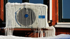 Можно ли включать кондиционер на обогрев зимой? Можно ли включать кондиционер на обогрев зимой?